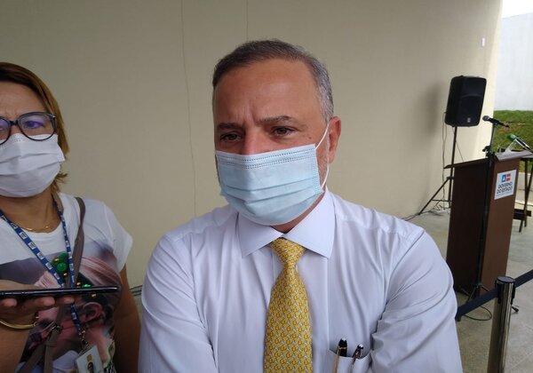 Internado desde sexta, secretário de Saúde tem resposta satisfatória