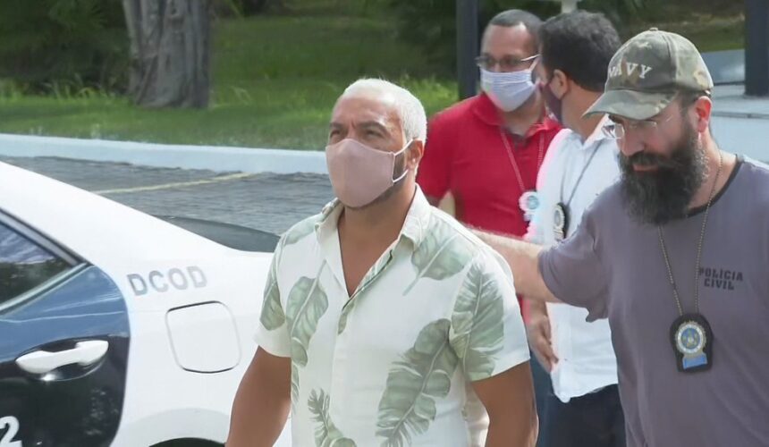 Belo é levado para presídio após prisão por aglomeração e show