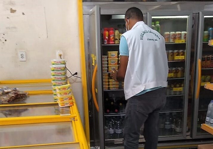Vigilância Sanitária apreende alimentos com data expirada no Centro Comercial de Itabuna
