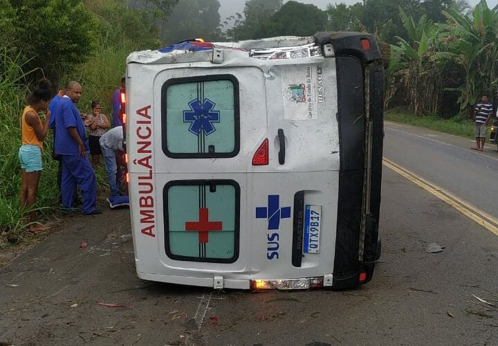 Ambulância do Hospital de Base de Itabuna se envolve em acidente